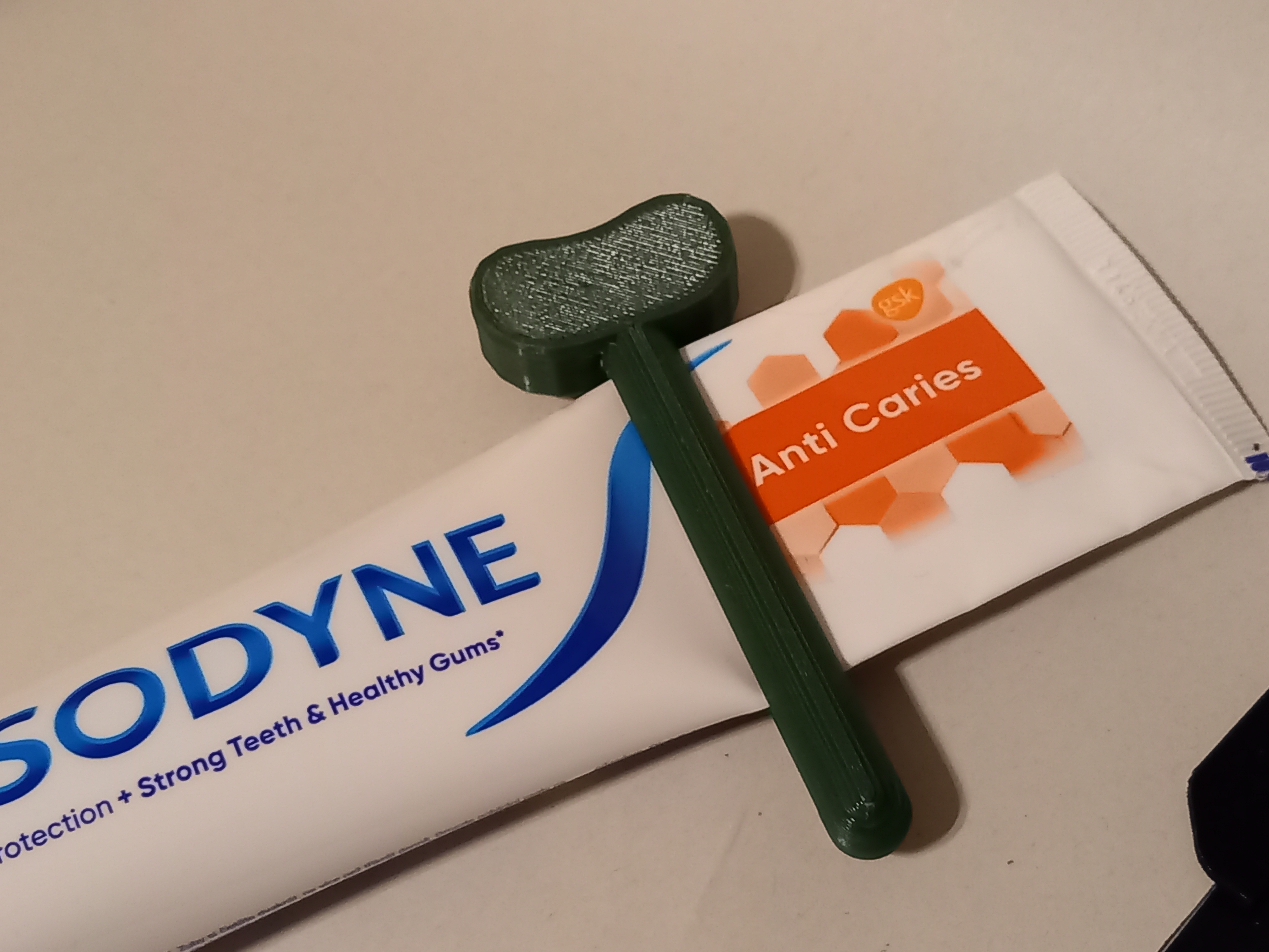 Simple toothpaste squeezer