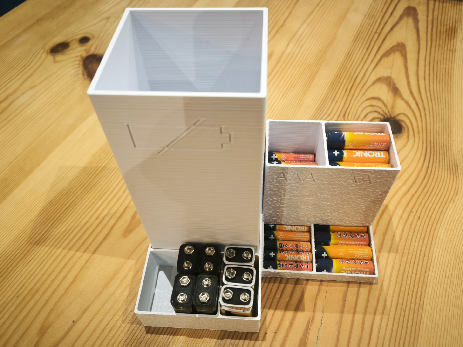 Distributeur de piles avec récupérateur amovible