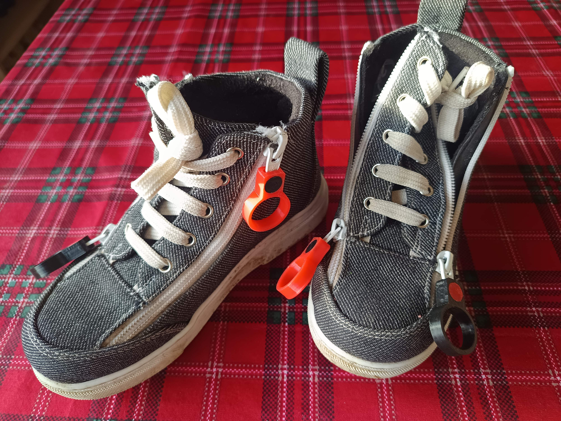 Aide à la fermeture des chaussures orthopédiques