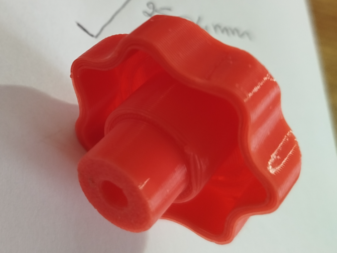 MANOPOLA CON FORO DA 9,90 MM