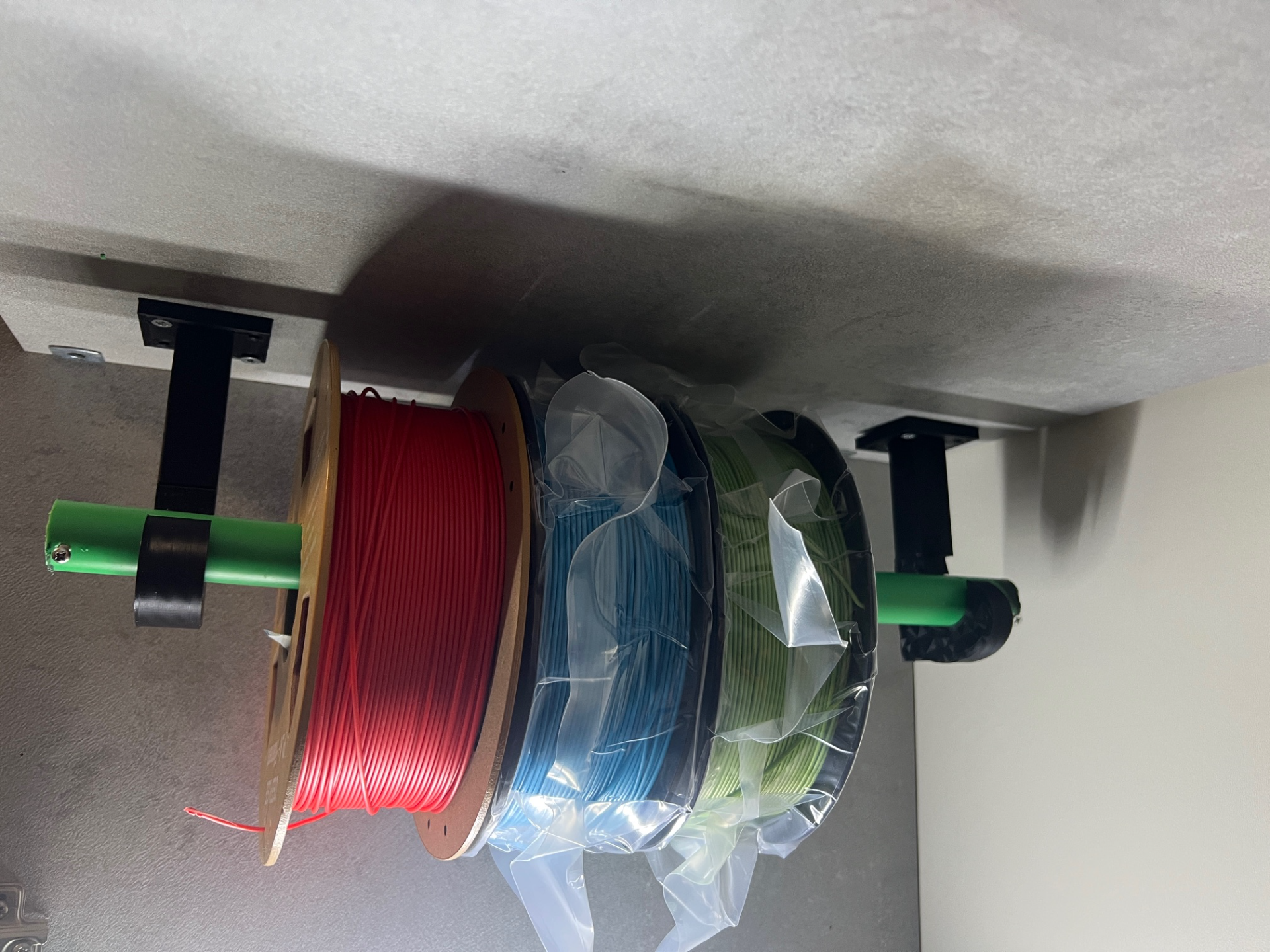 Gancio per appendere bobine da soffitto,