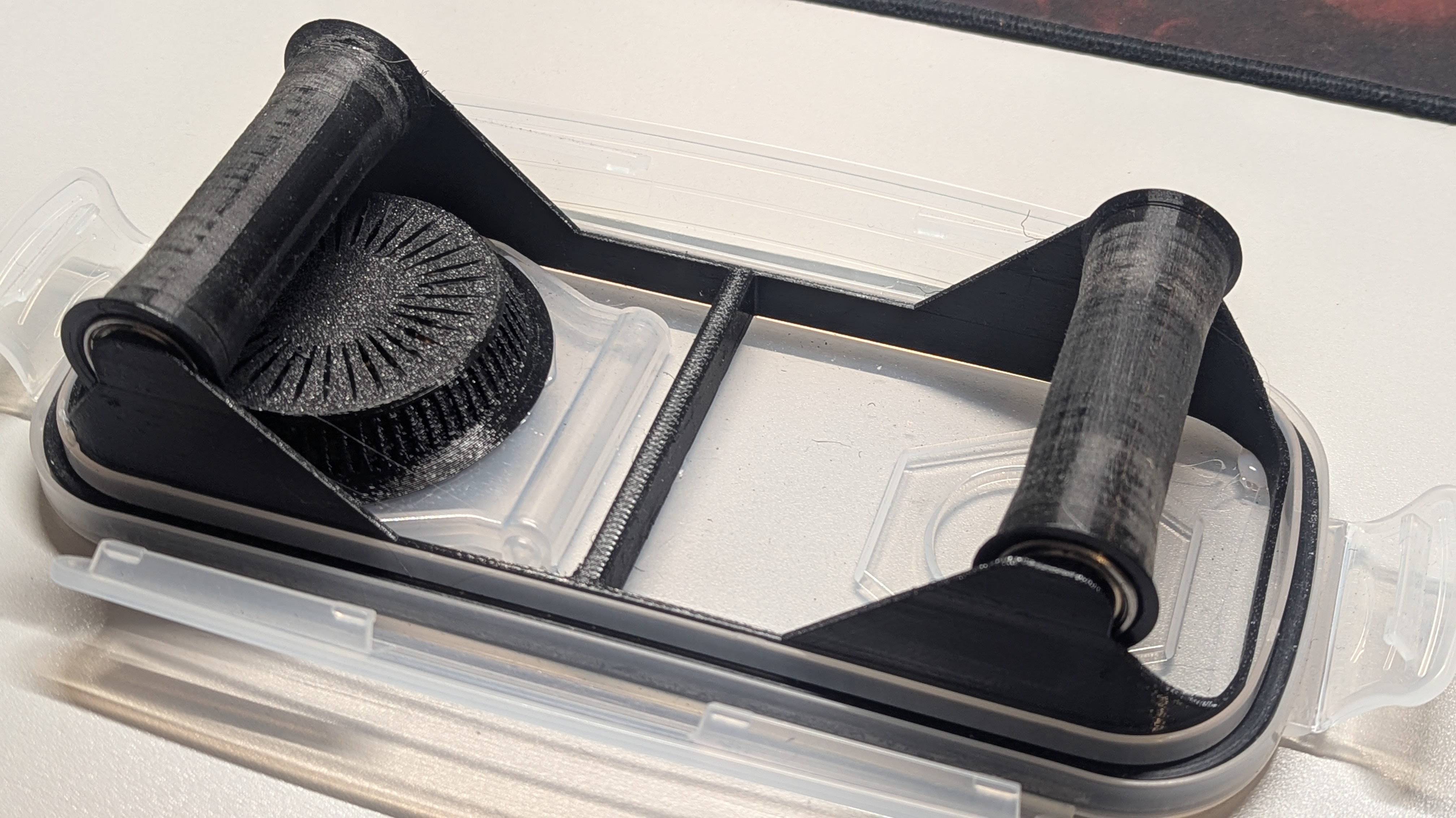 Filament dry box with rollers