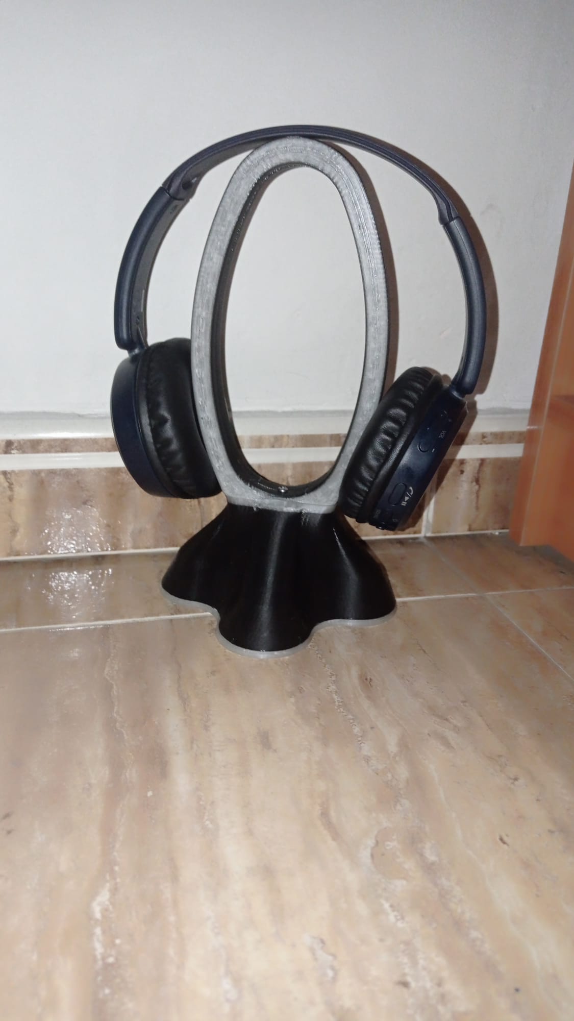 Headphones holder