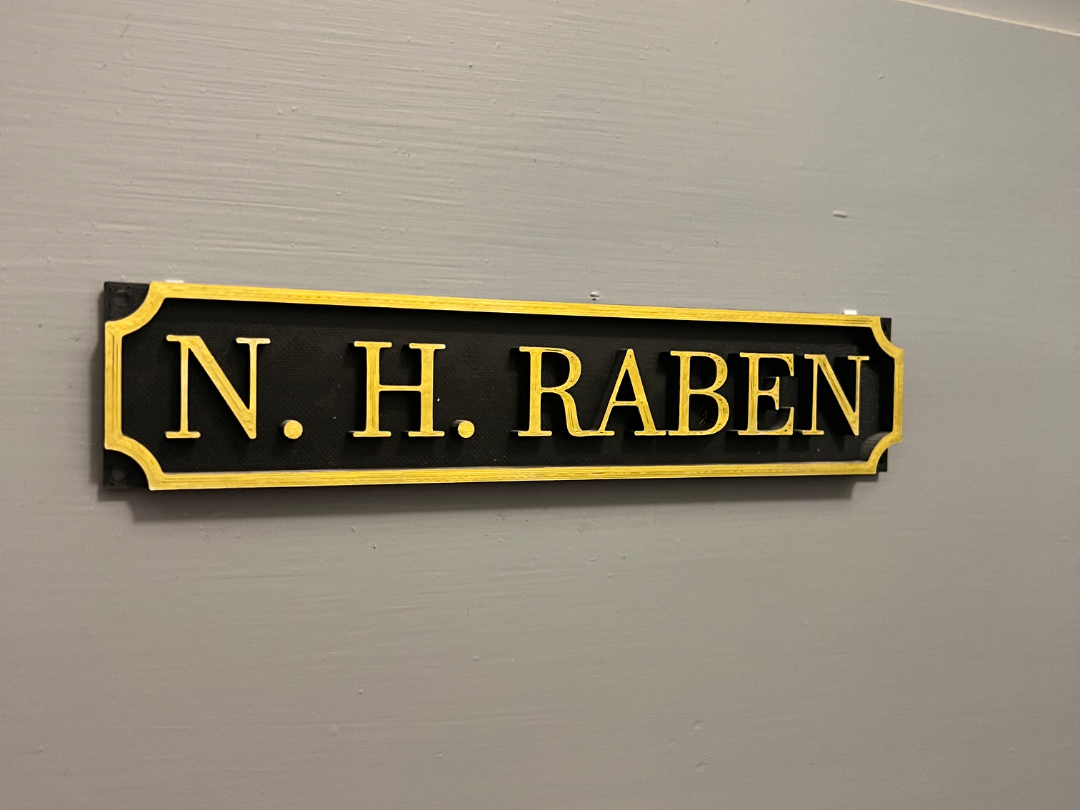 Customizable raised doorplate namesign