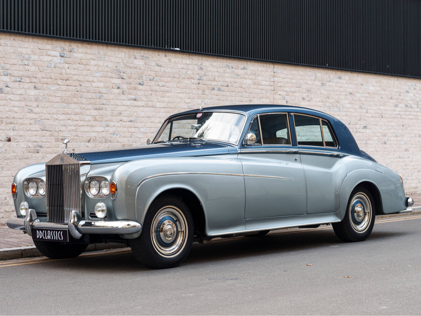 Rolls Royce silver Cloud.