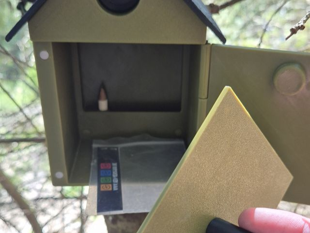 Geocaching Vogelhaus mit doppelter Rückwand