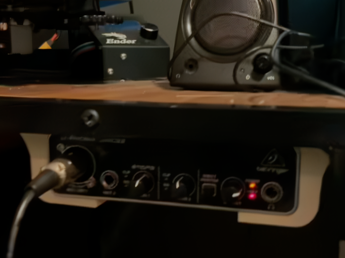Behringer UMC22 Desk Mount