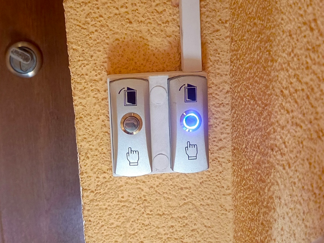 Surface-mounted base for dual gate buttons