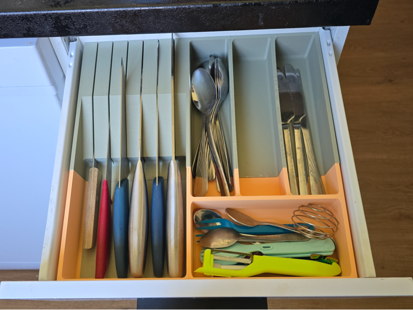 Kitchen drawer cutlery tray