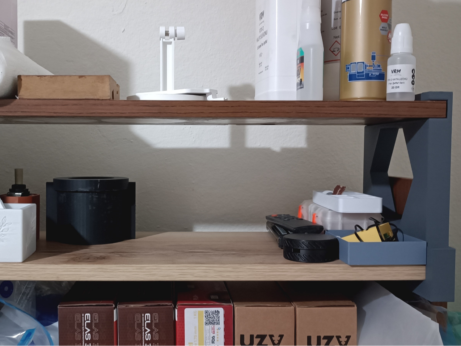 durable shelf supports (additional shelf)