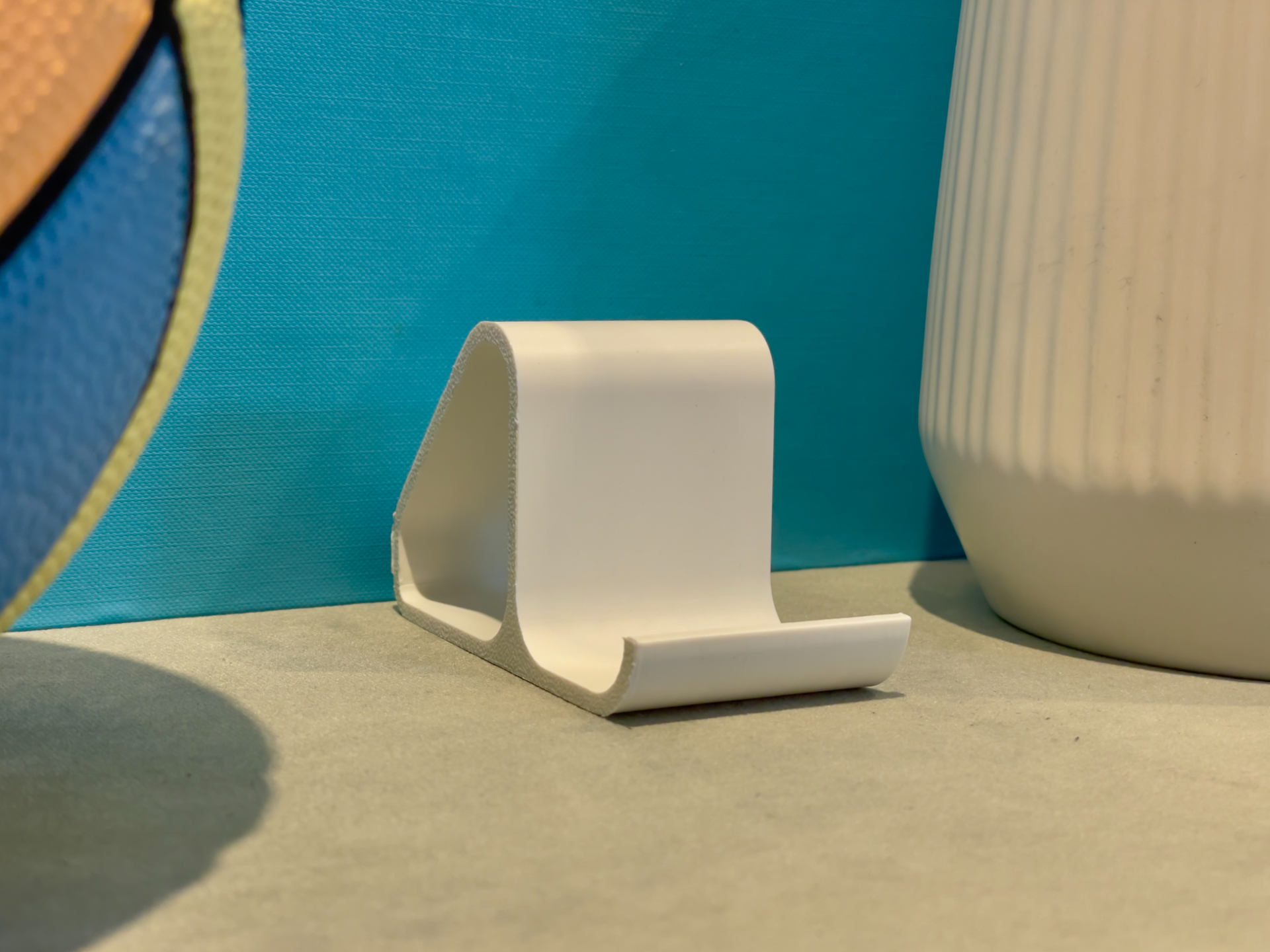 Minimalistischer Smartphone-Ständer