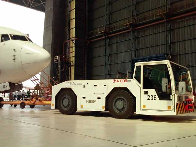 Small pushback tug
