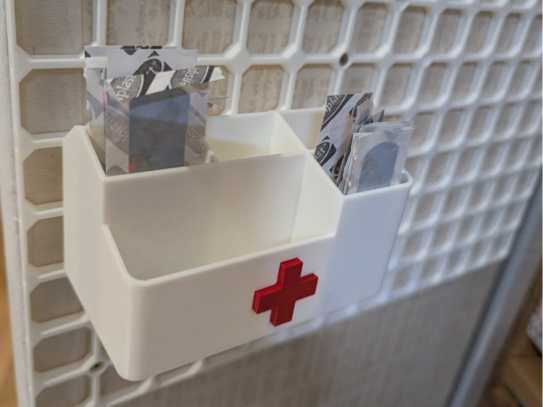 Bandage Holder/Organizer with opengrid snaps