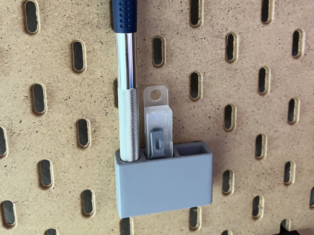 SKADIS precision knife holder