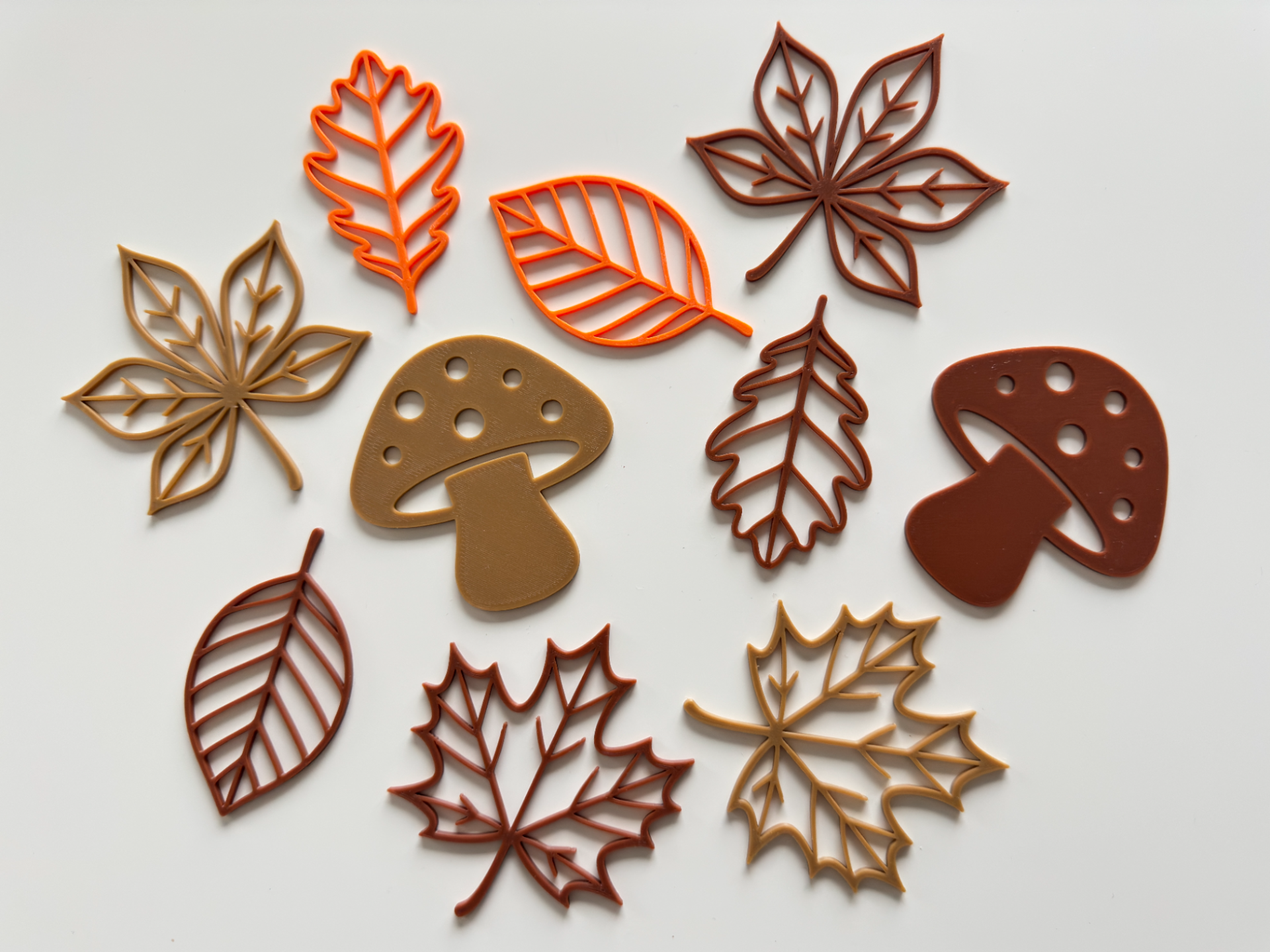 Herbst Blätter und Pilze Tischdeko
