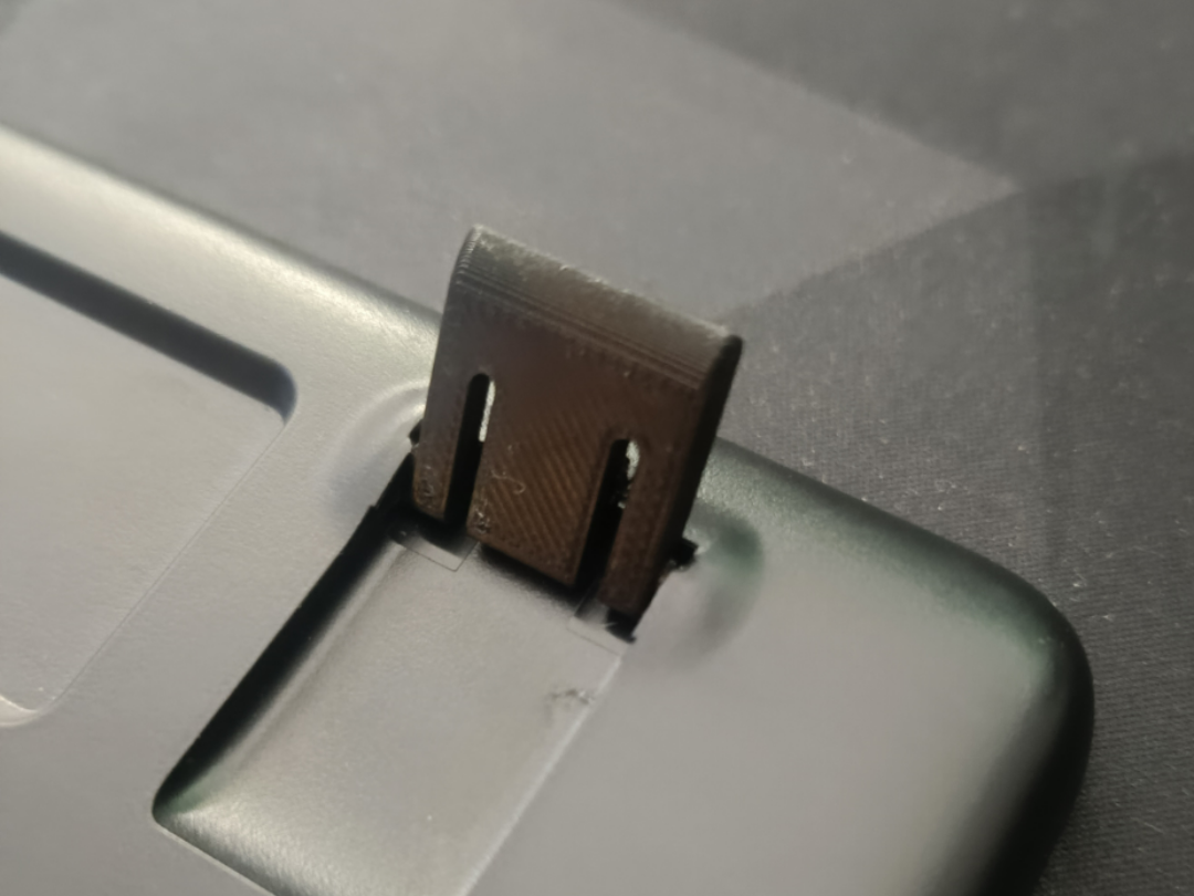 Logitech K220 kickstand