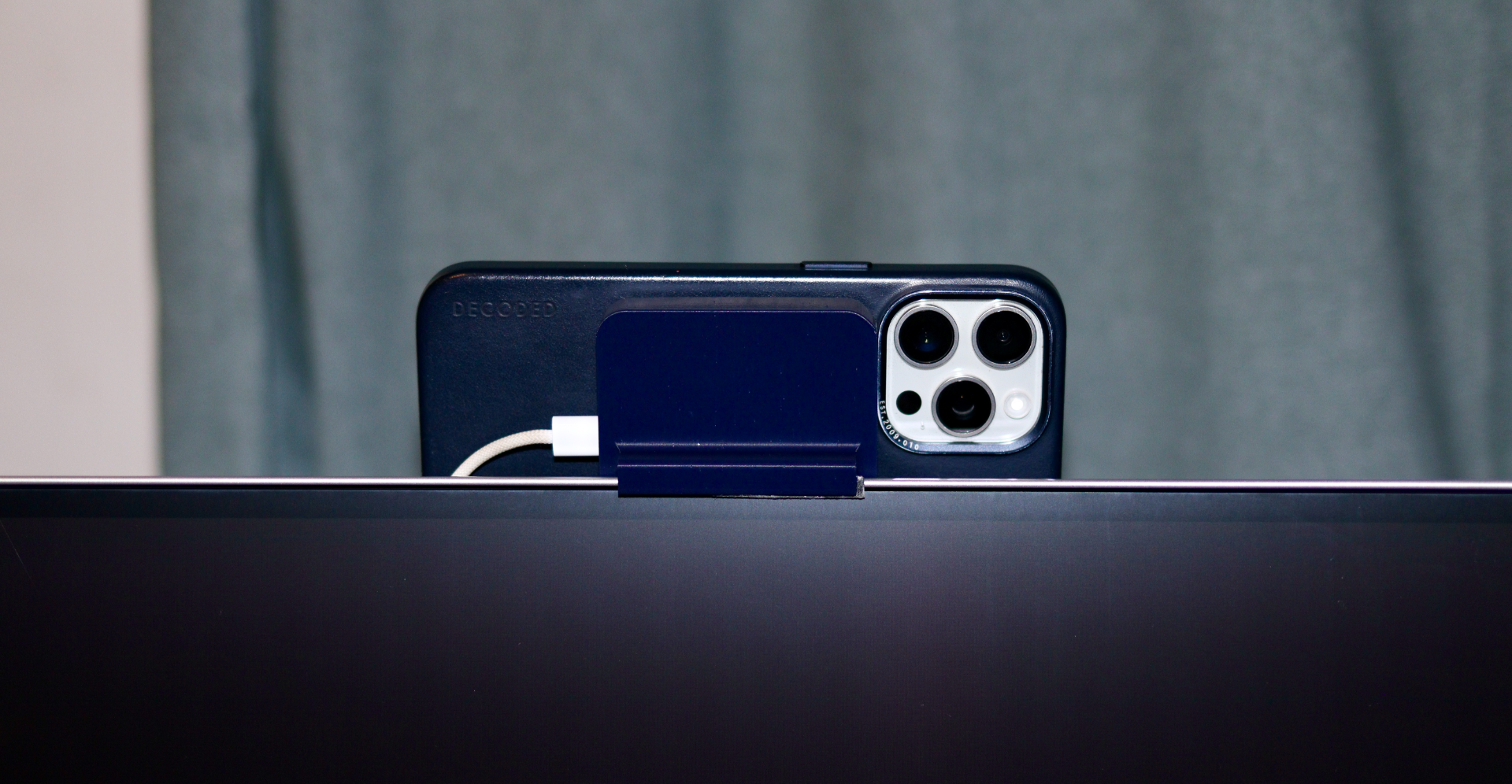 iPhone continuity mount for monitors (Magsafe)