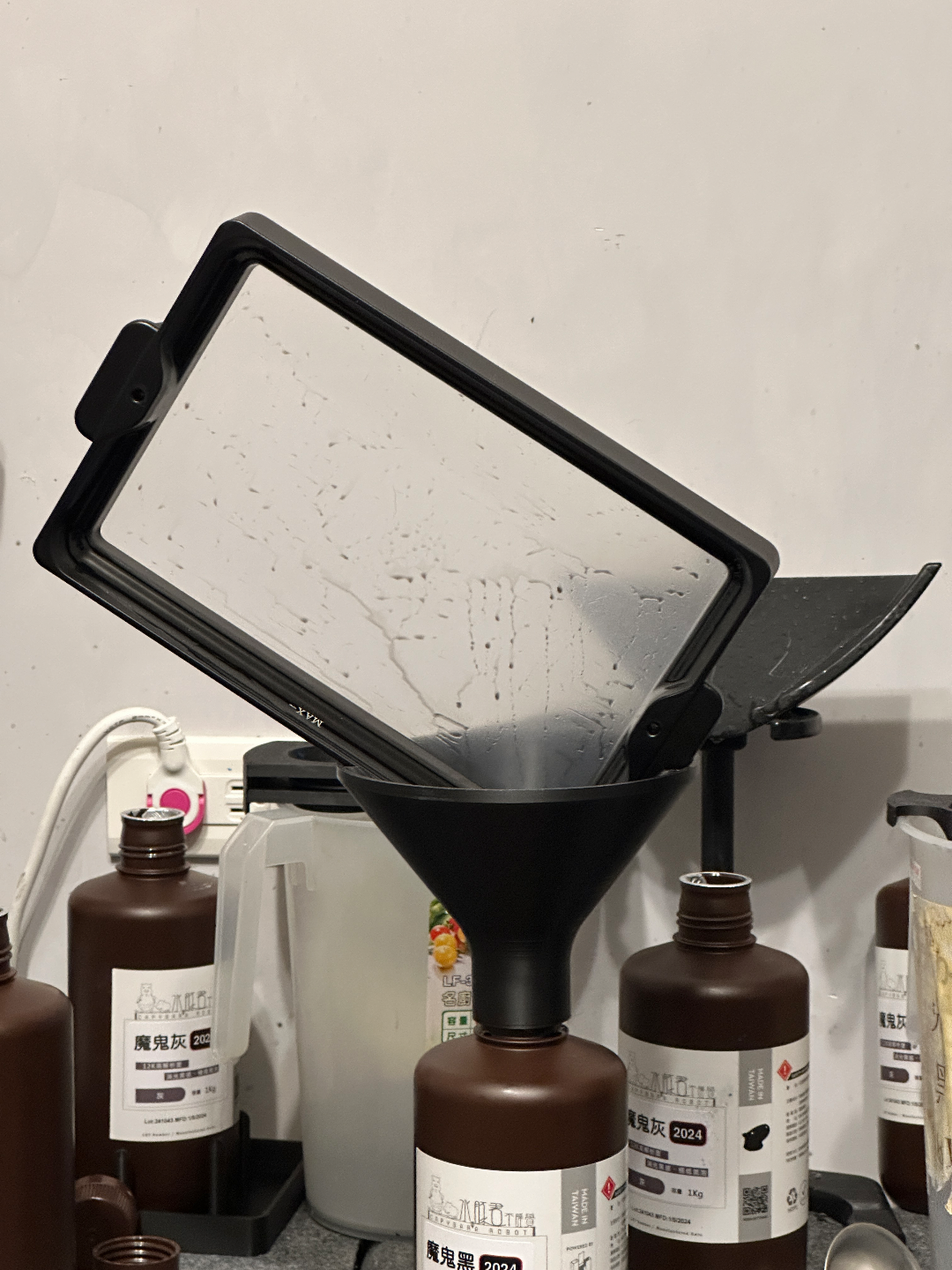 Resin bottle resin recycling to resin bottle funnel