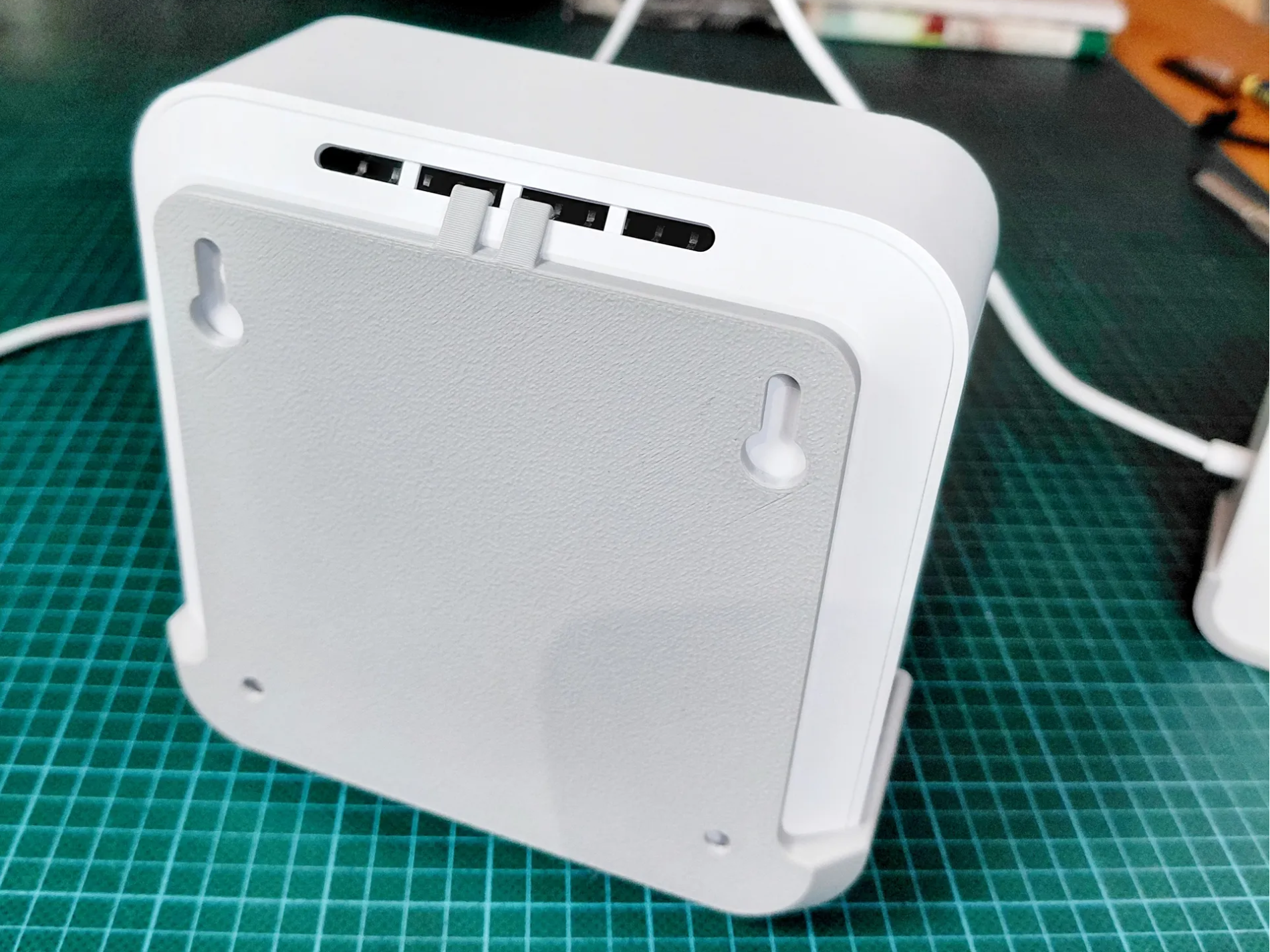 UniFi Express 7 wall mounting bracket
