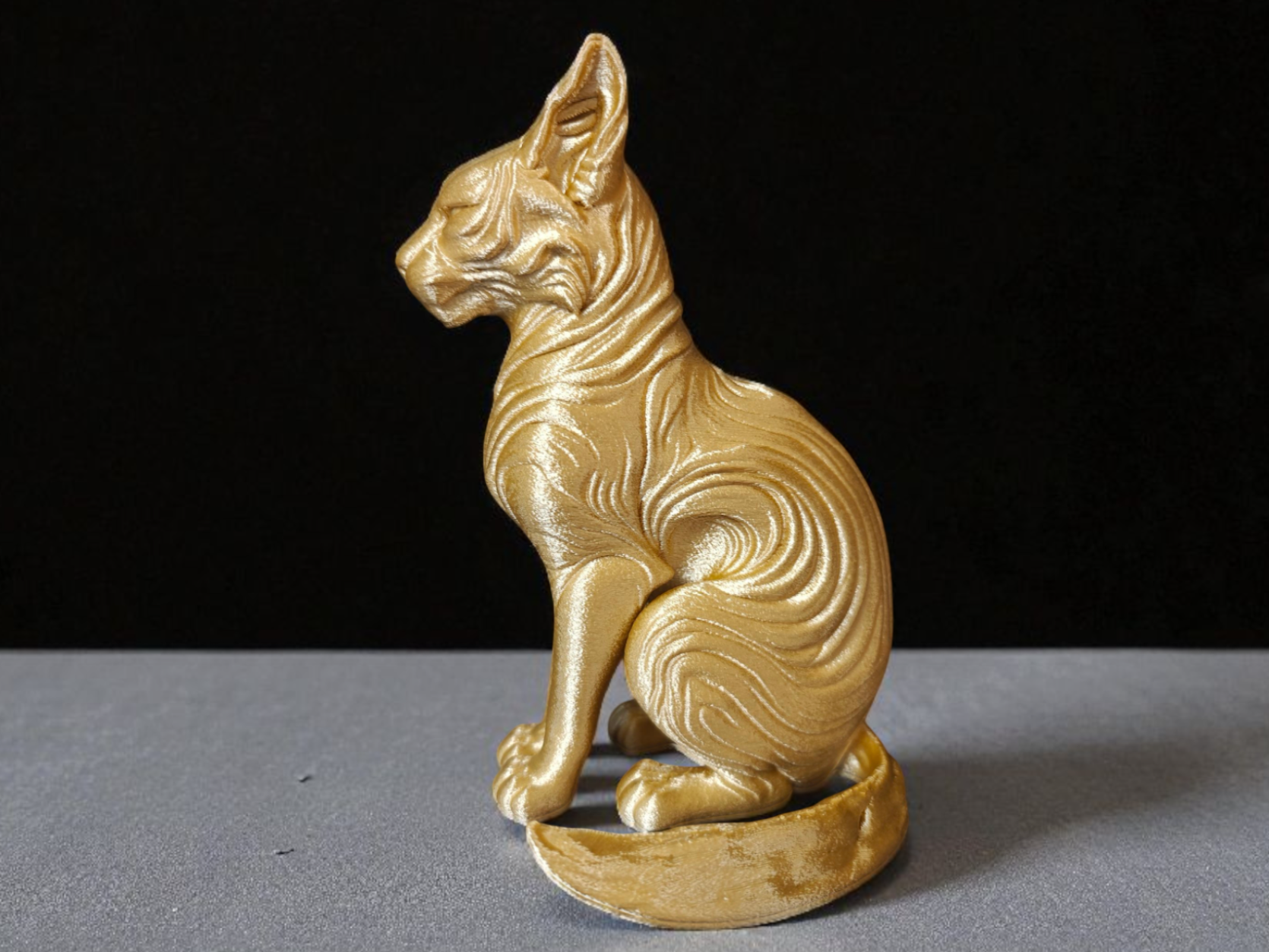 Escultura de gato con estilo ornamental