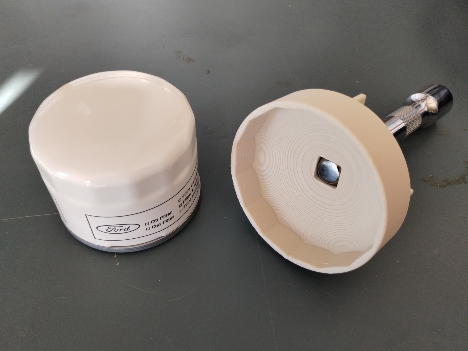 Oil filter socket, oil filter tool, oil filter