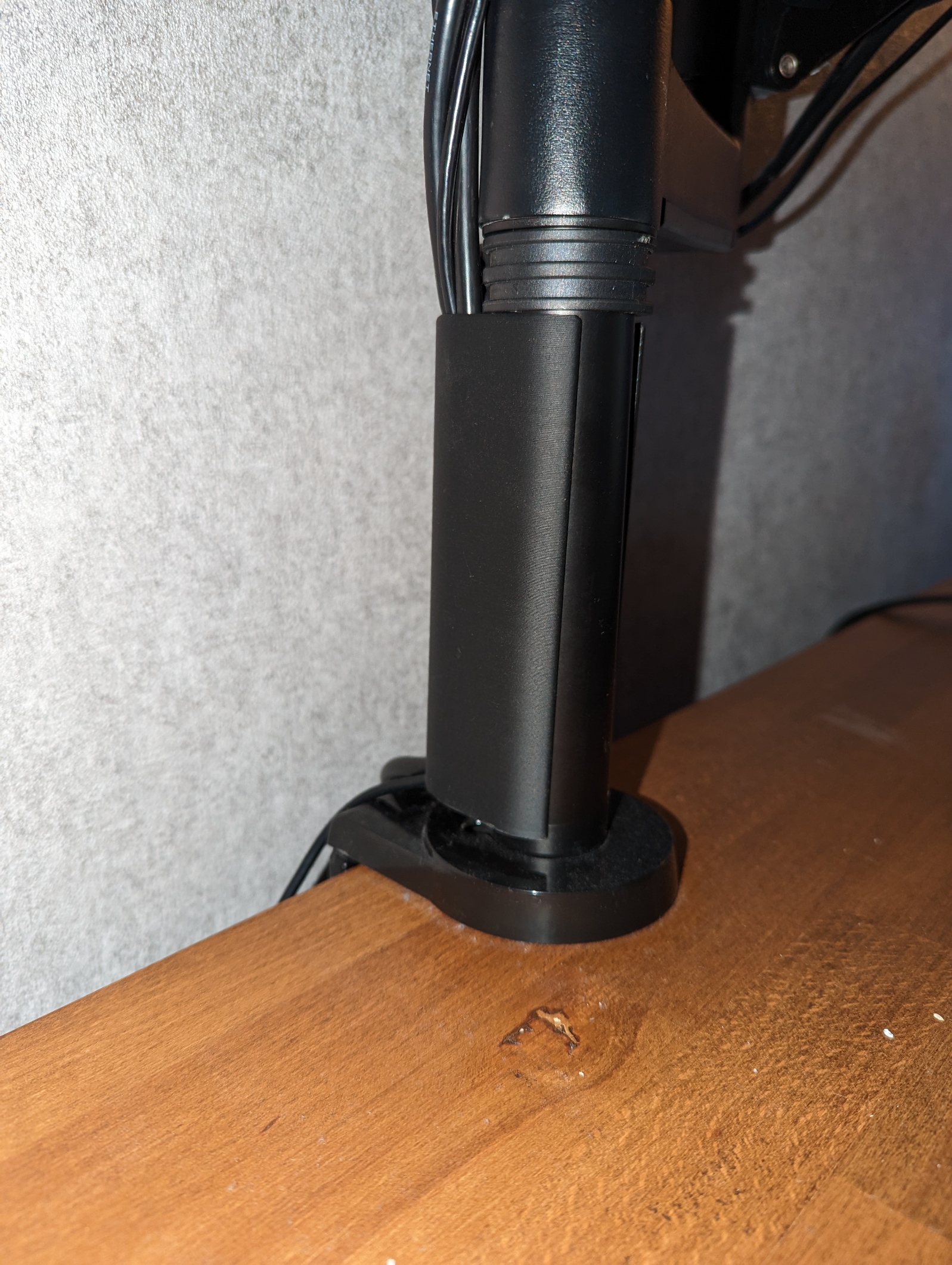 Cable management for a vesa monitor mount