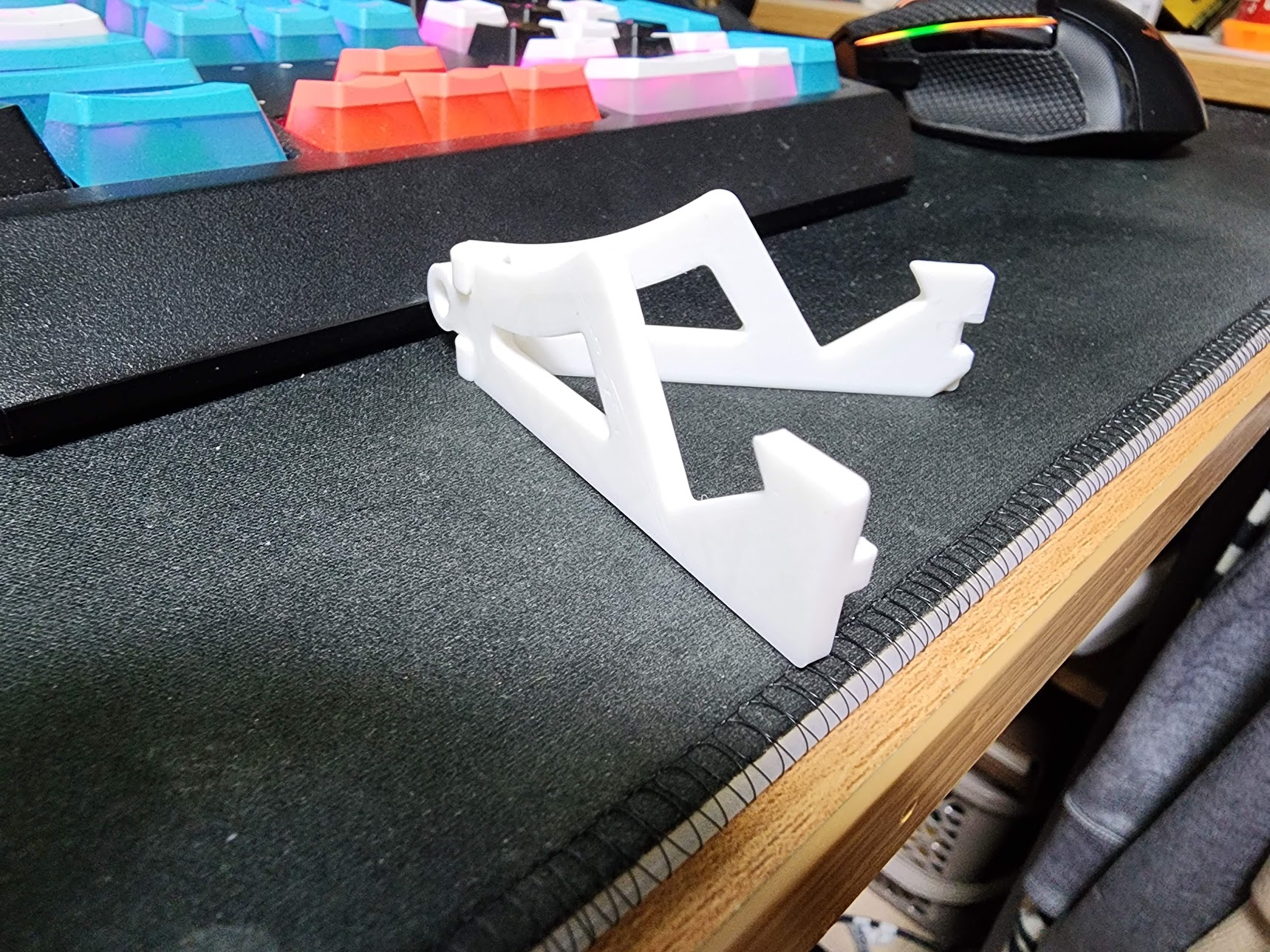 Foldable mobile phone stand keychain