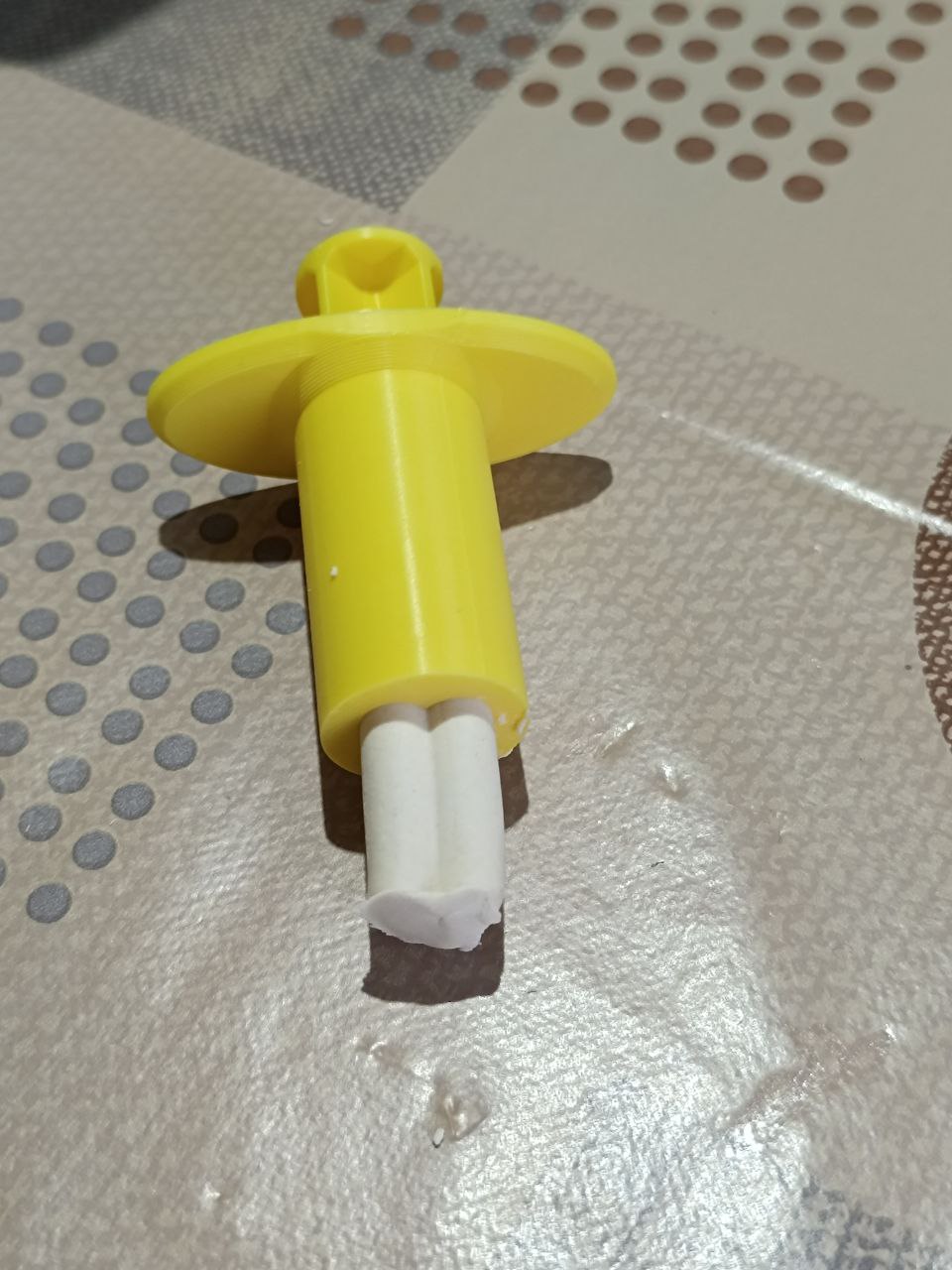 Tube with plunger for Heart-shaped Play-Doh