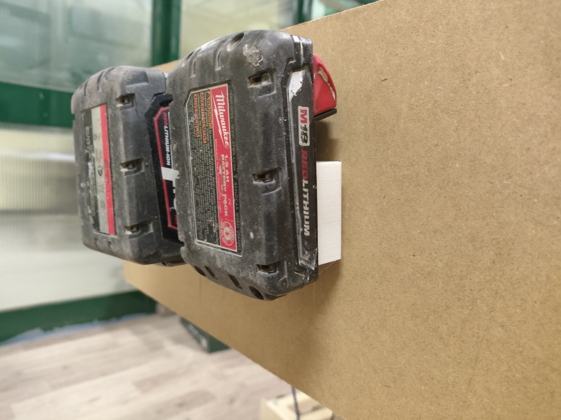 supporto a parete per batteria milwaukee m18