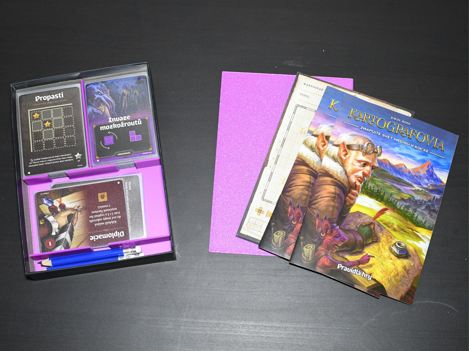 Cartographers / Kartografové insert with sleeves