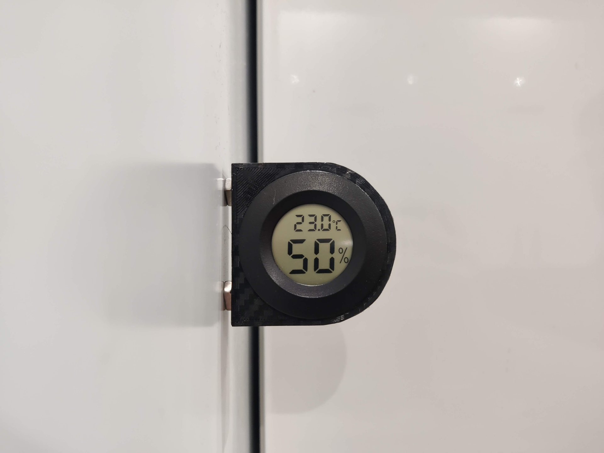 Higrometer magnetic holder