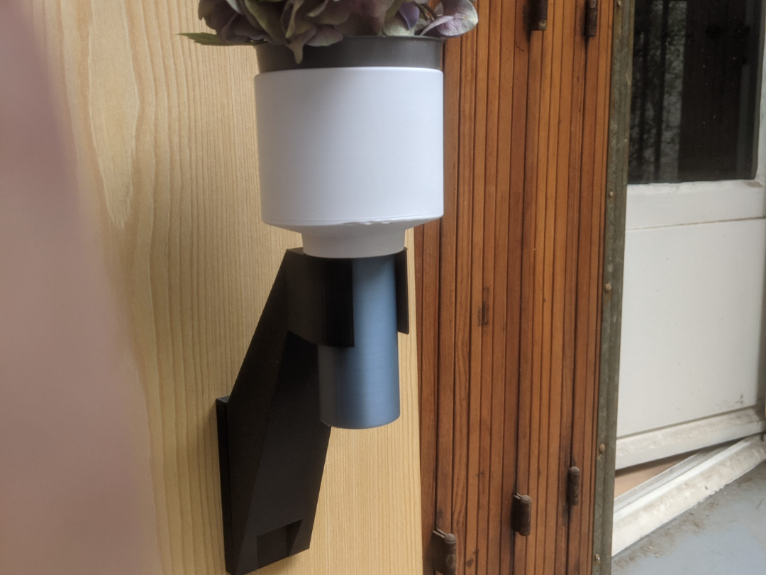 Wall-Mounted Vase Holder for Corcelain Vase