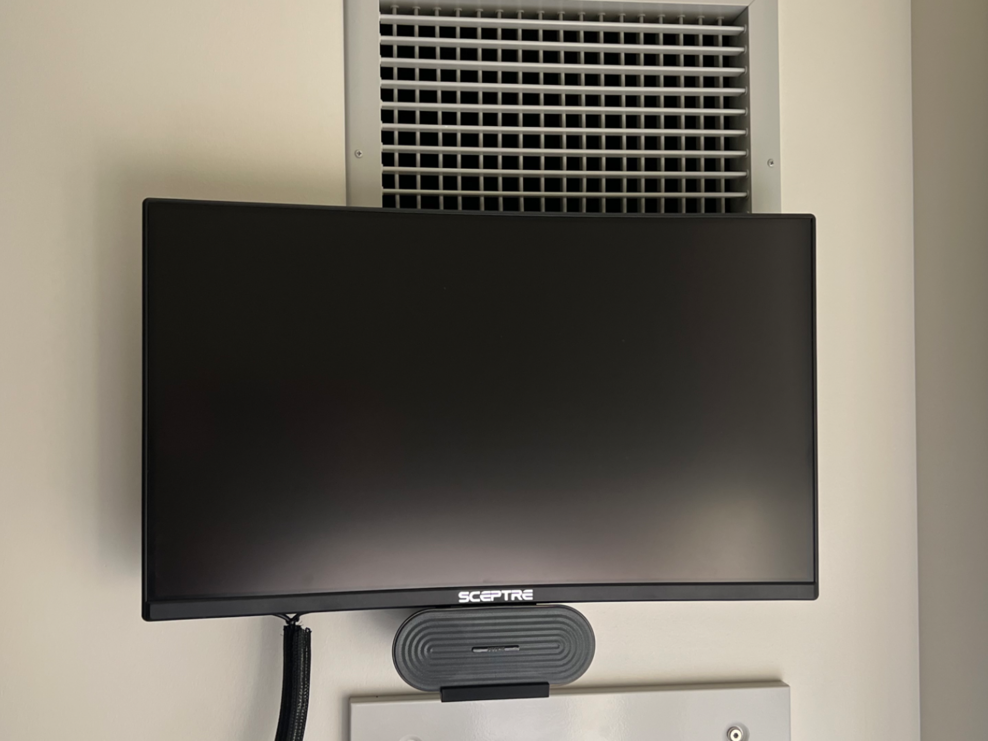 Dorm Monitor/TV VESA Mount For AC Vent