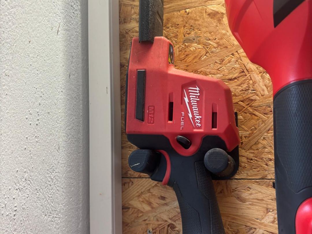 Milwaukee M12 Heckenscheere Wandhalter