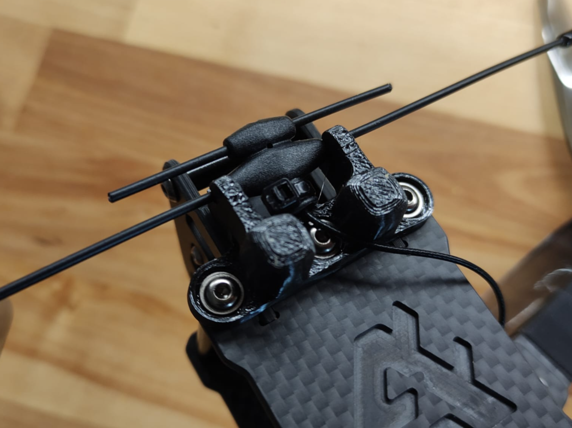 Axisflaying KOLAS7 antenna holder
