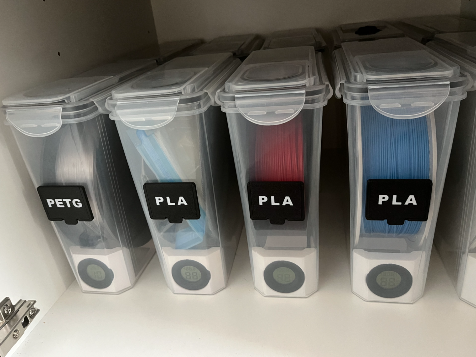 Etiquettes filament pour boites de stockage.