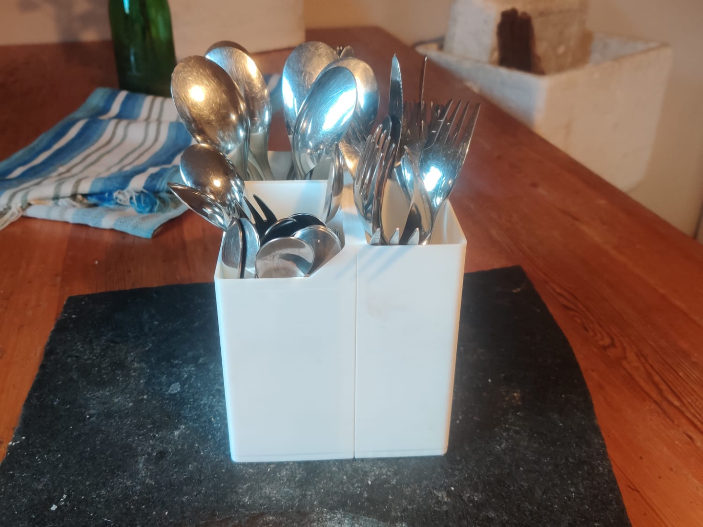 splittable utensil holder