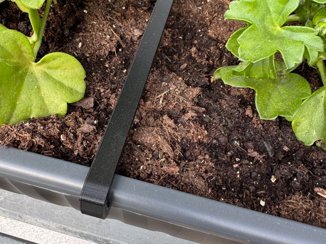 The reinforcement/clip for flower box