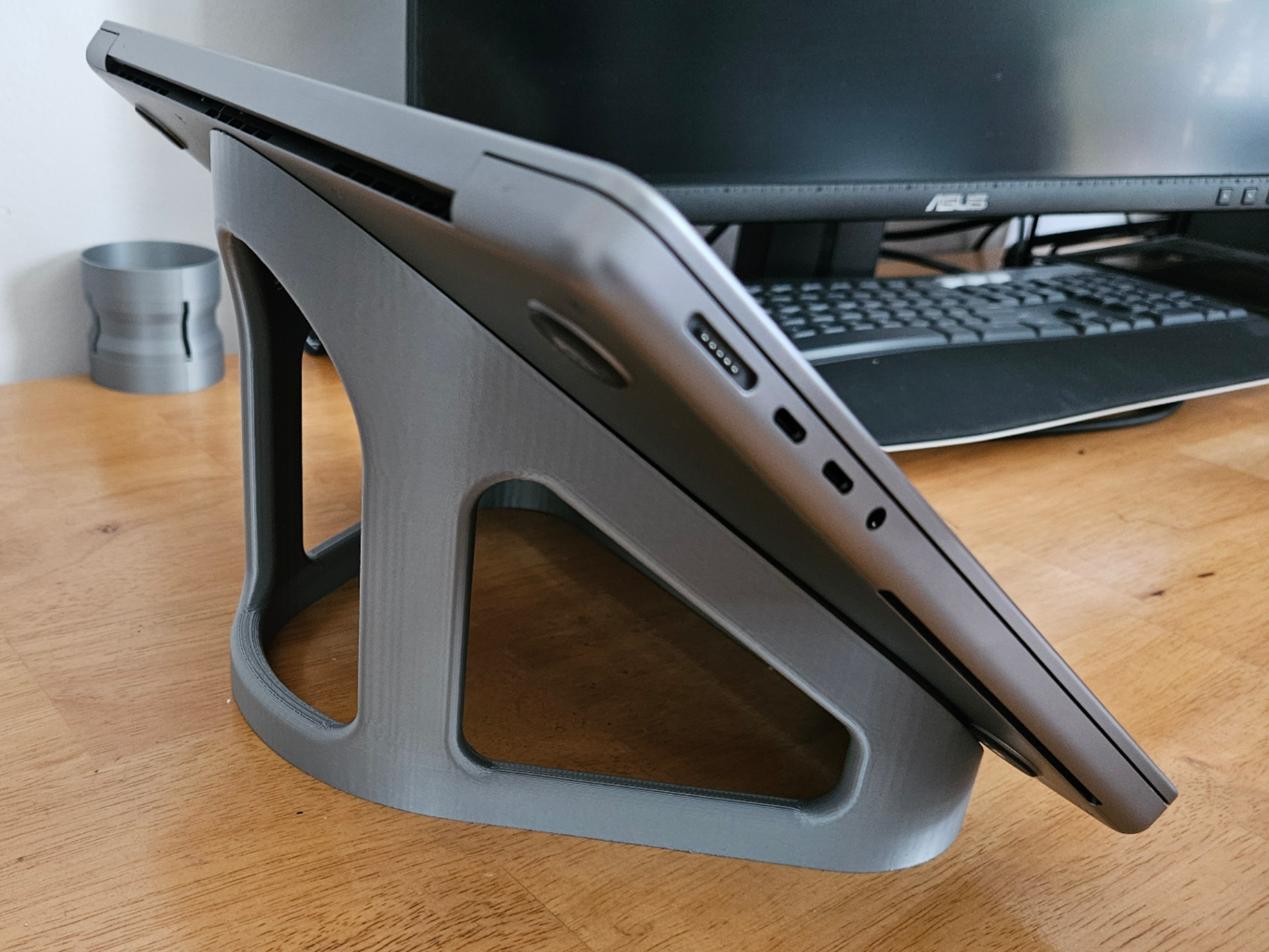 Macbook pro 14inch stand (closed and open)