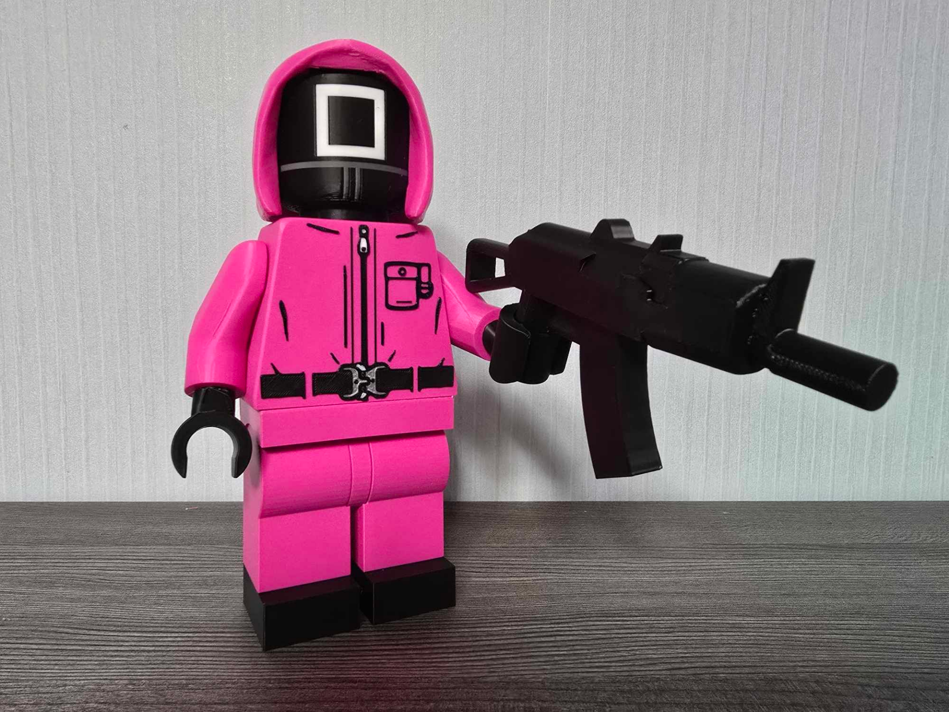 Squid Game - Guard Square * 500 %