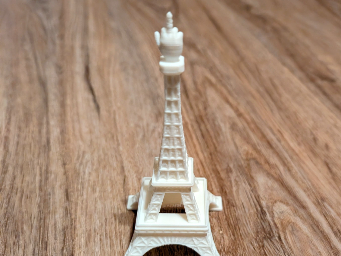 Eiffelturm mit Stinkefinger