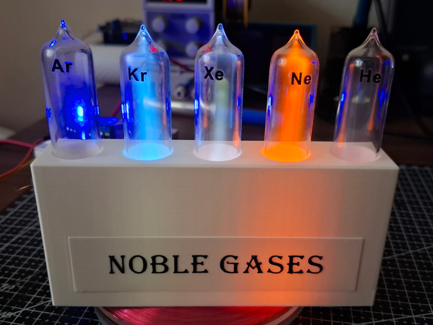 Noble gases display (holder)
