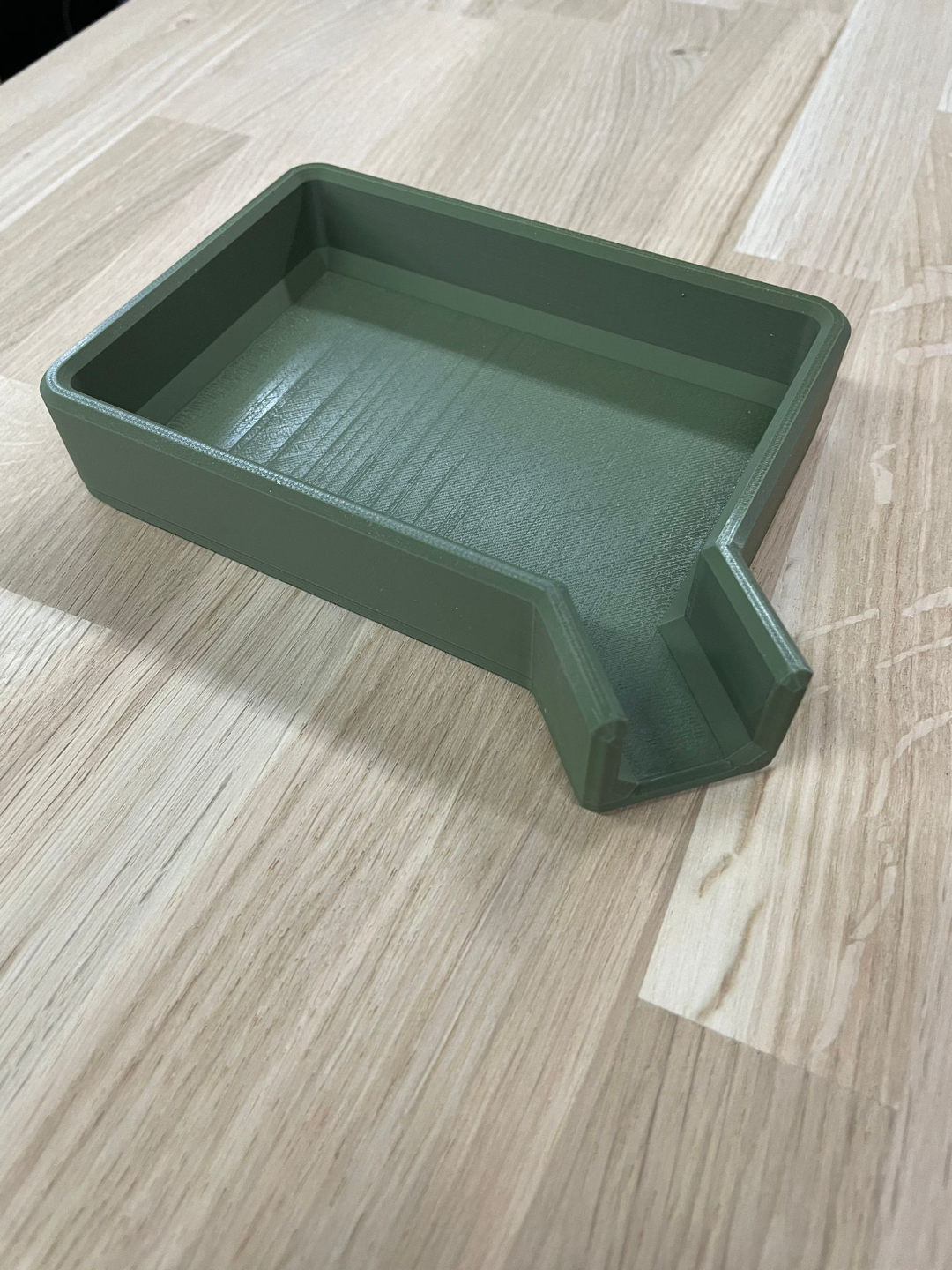 Small parts tray with wide sprout