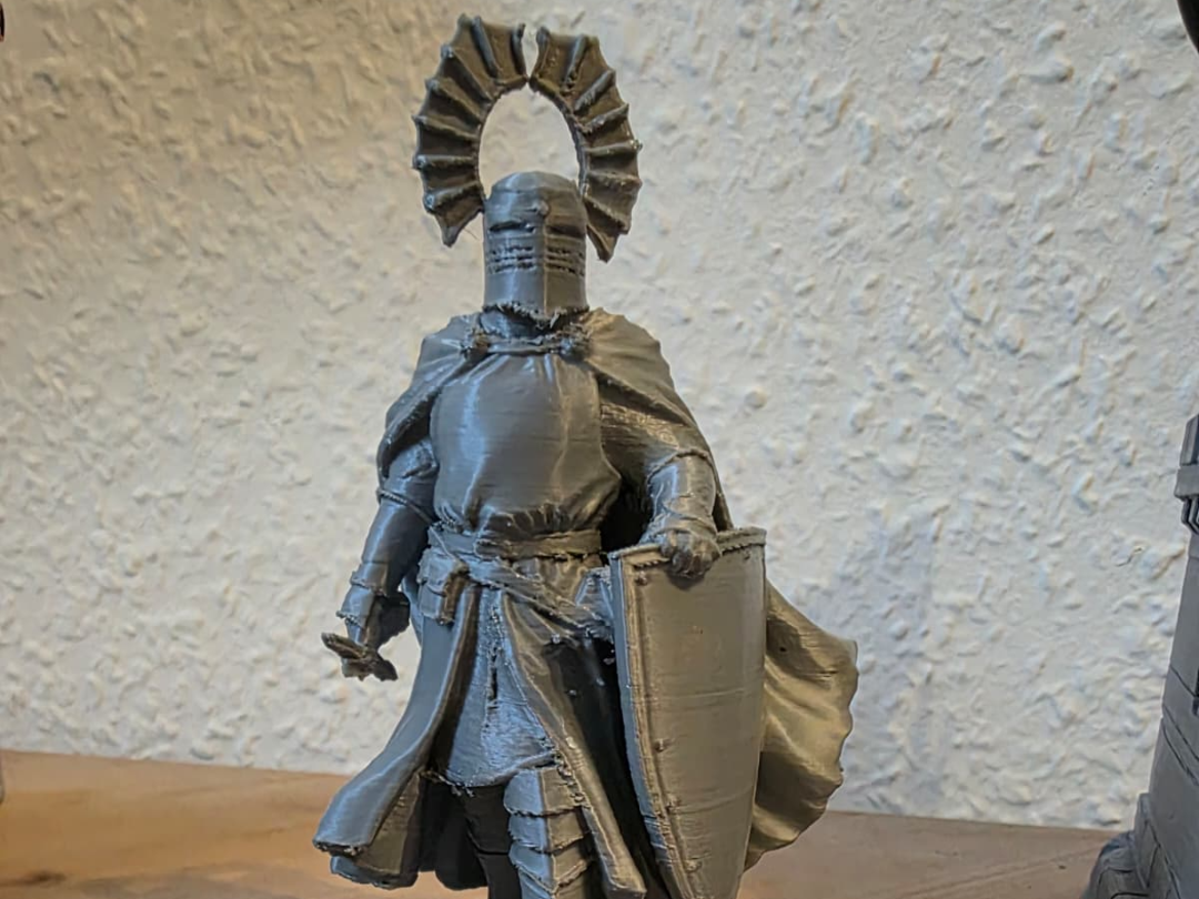 Kreuzritter mit Flügelhelm – Ritter Statue