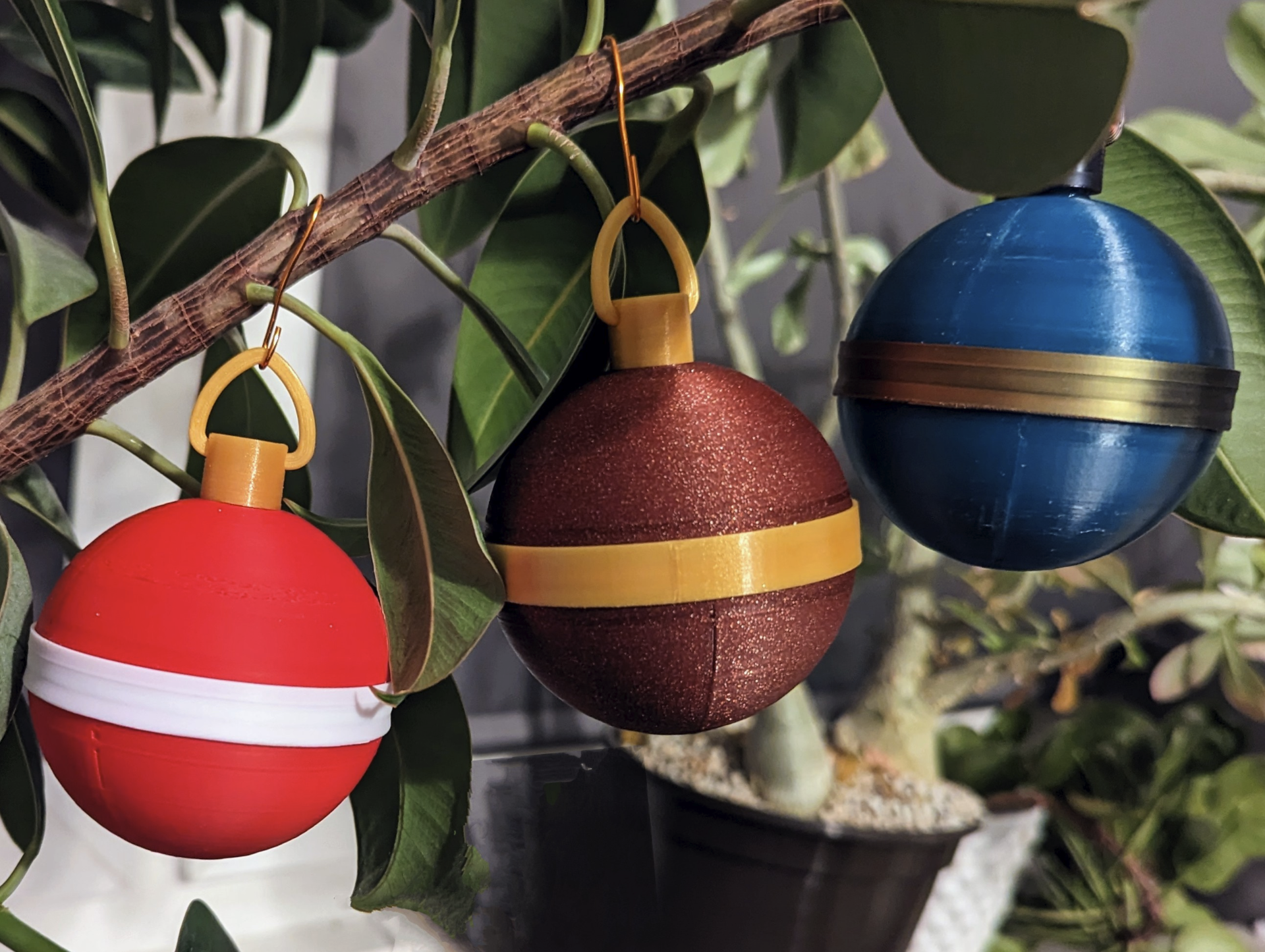 Simple Hollow Christmas Bauble