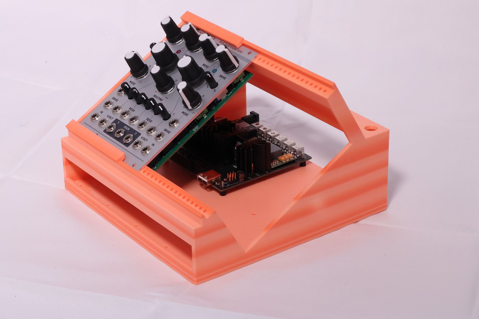 biti workshop tiny_rack eurorack synthesizer case 34hp workbench (powered)