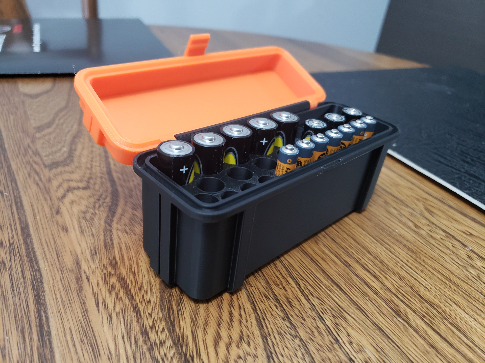 Battery box : AA / AAA / AAAA batteries (10 each)