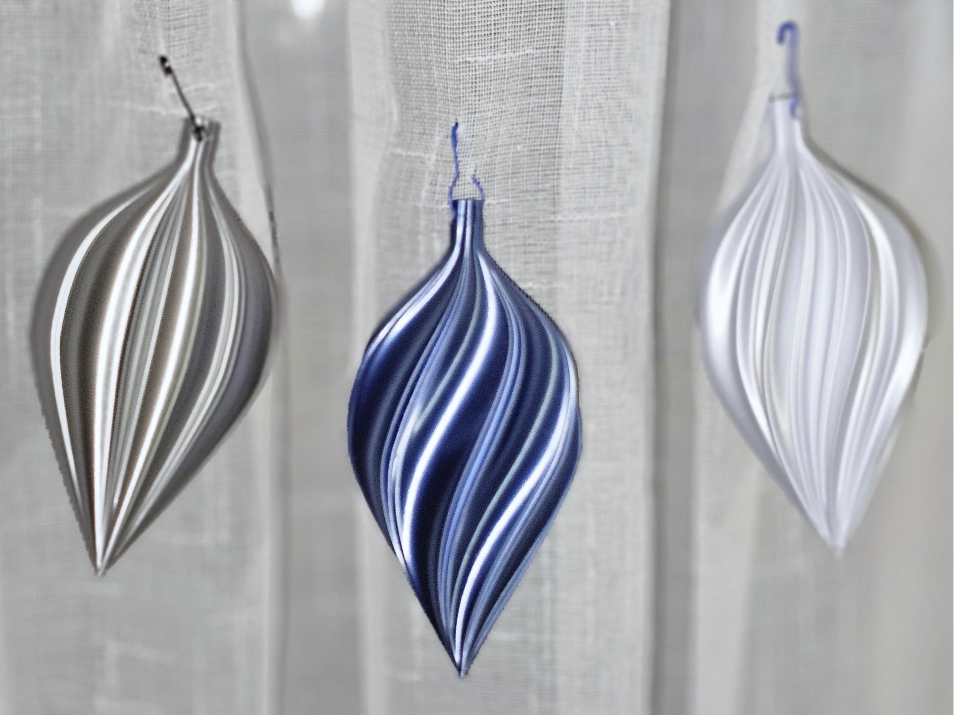 Christmas ornaments - "No strings attached"