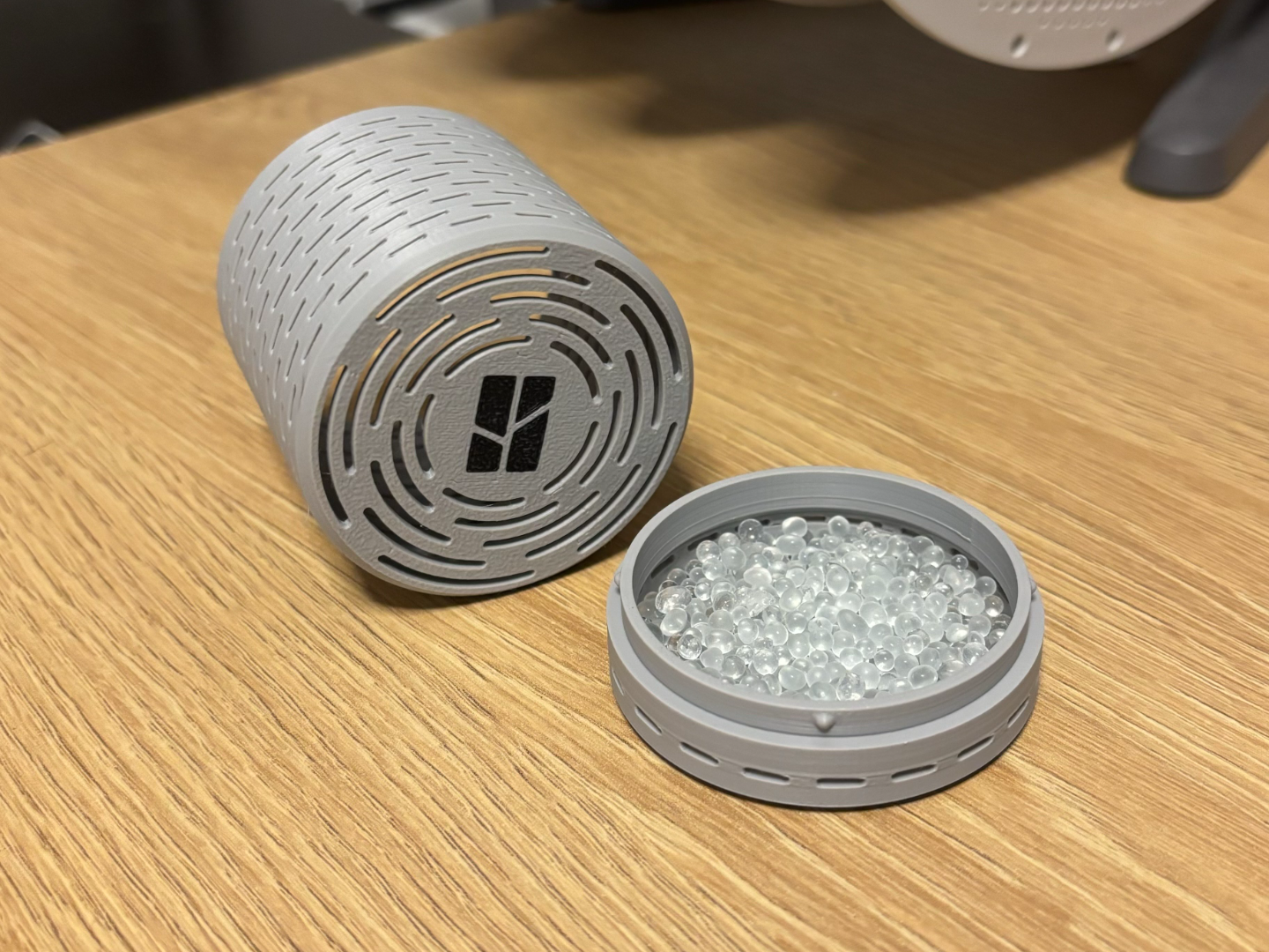 Moisture-absorbing insert