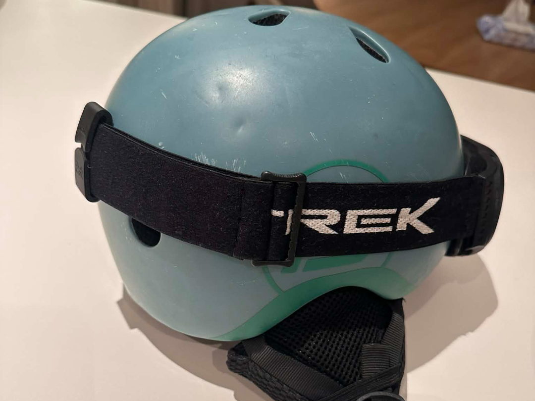 Skii goggles helmet clip